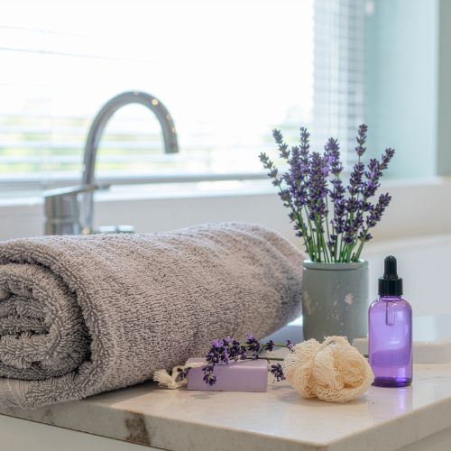 Bañera con un frasco de aceite esencial