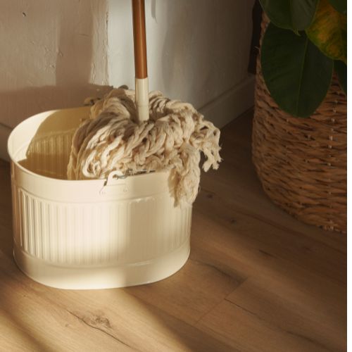 Cubo y fregona para limpar el suelo con el aceite esencial de limón y agua