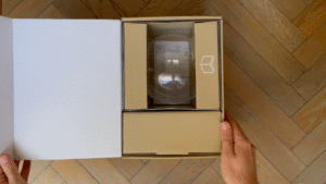 Vista del interior de la caja del Difusor Bulle de Pranarôm, mostrando cómo viene cuidadosamente empaquetado con todos sus componentes protegidos.