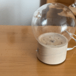 Difusor Bulle de Pranarôm completamente montado sobre la mesa, listo para usarse, destacando su diseño minimalista y materiales nobles.