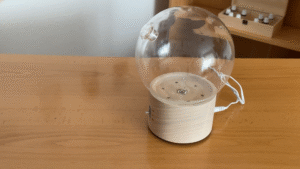 Difusor Bulle de Pranarôm completamente montado sobre la mesa, listo para usarse, destacando su diseño minimalista y materiales nobles.