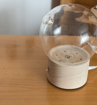 Difusor Bulle de Pranarôm completamente montado sobre la mesa, listo para usarse, destacando su diseño minimalista y materiales nobles.