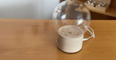 Difusor Bulle de Pranarôm completamente montado sobre la mesa, listo para usarse, destacando su diseño minimalista y materiales nobles.