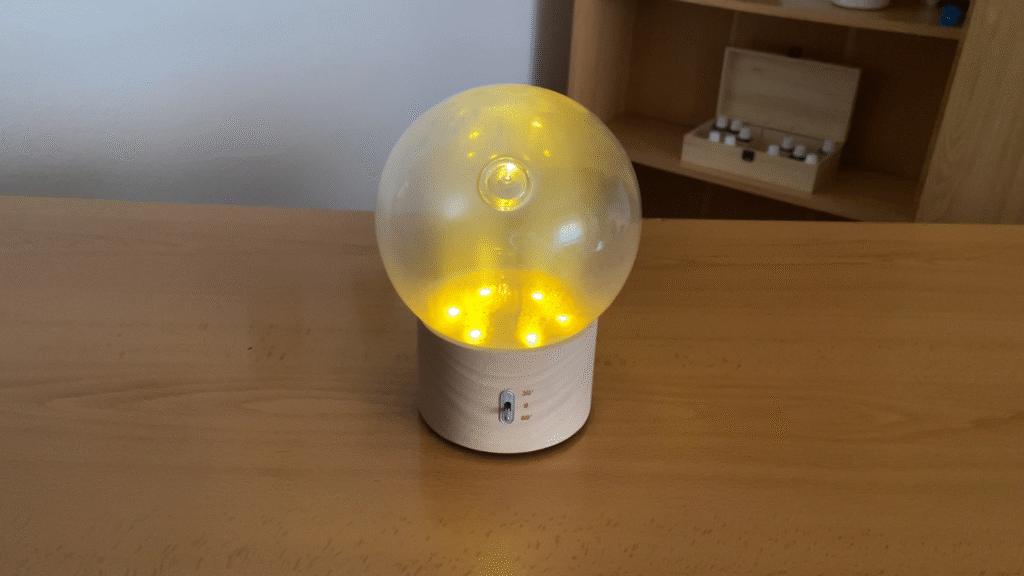 Difusor Bulle de Pranarôm encendido, difundiendo aroma con luz blanca cálida, creando un ambiente relajante en casa u oficina.