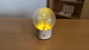 Difusor Bulle de Pranarôm encendido, difundiendo aroma con luz blanca cálida, creando un ambiente relajante en casa u oficina.