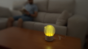 Persona disfrutando del aroma del Difusor Bulle en el salón, creando un espacio acogedor y relajante.