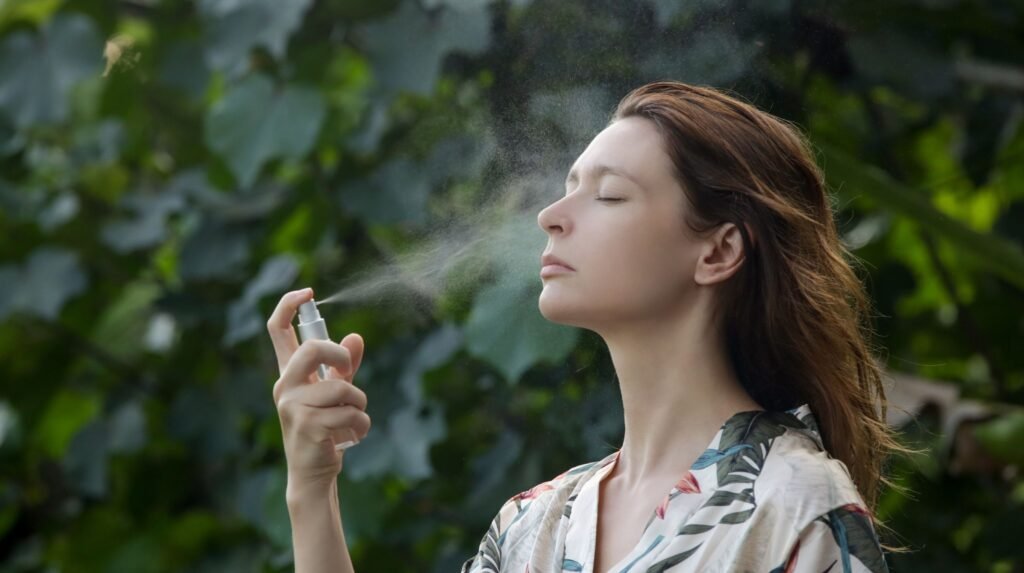 Mujer aplicando hidrolato facial o agua floral sobre su piel para hidratar y refrescar el rostro.