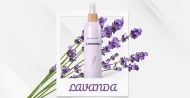 Composición con frasco de spray de hidrolato de Lavanda, junto a la palabra 'Lavanda' y la planta. Fotografía que resalta el carácter relajante, aromático y natural del hidrolato de lavanda.