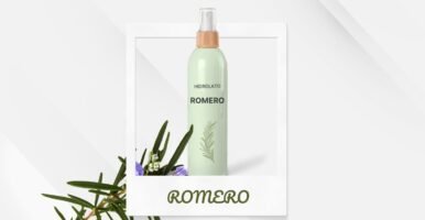 Imagen de un frasco de spray de hidrolato de Romero, con la palabra 'Romero' y la ilustración de la planta. Representa un hidrolato tonificante, purificante y revitalizante.