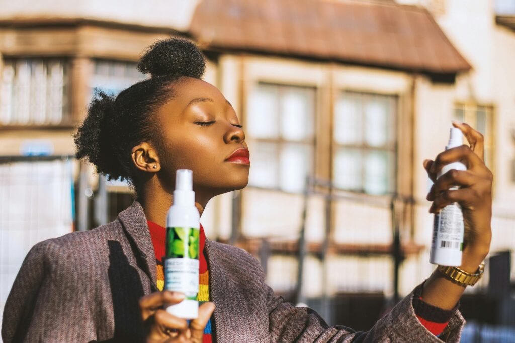Mujer Sosteniendo Dos Botellas De Spray Blanco
